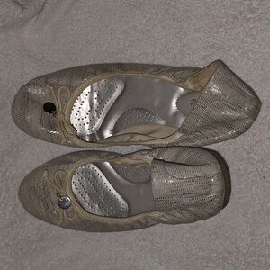 Tan and silver scrunch flats by Dexflex comfort